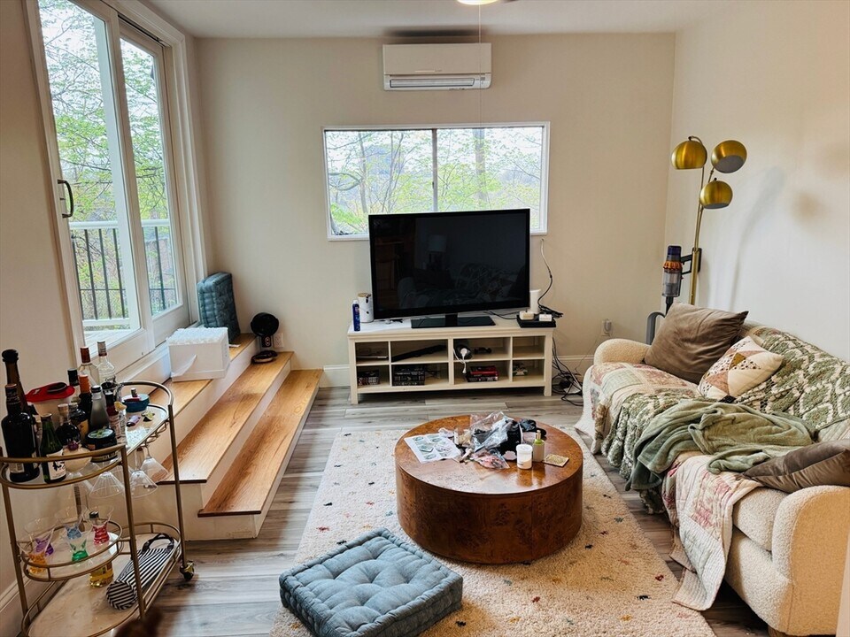 136 Academy Hill Rd, Unit 1 in Boston, MA - Building Photo