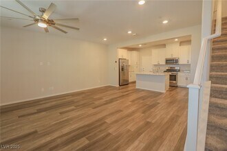 12 Alamere Falls Dr in Las Vegas, NV - Building Photo - Building Photo