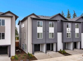 15613 Admiralty Way in Lynnwood, WA - Building Photo