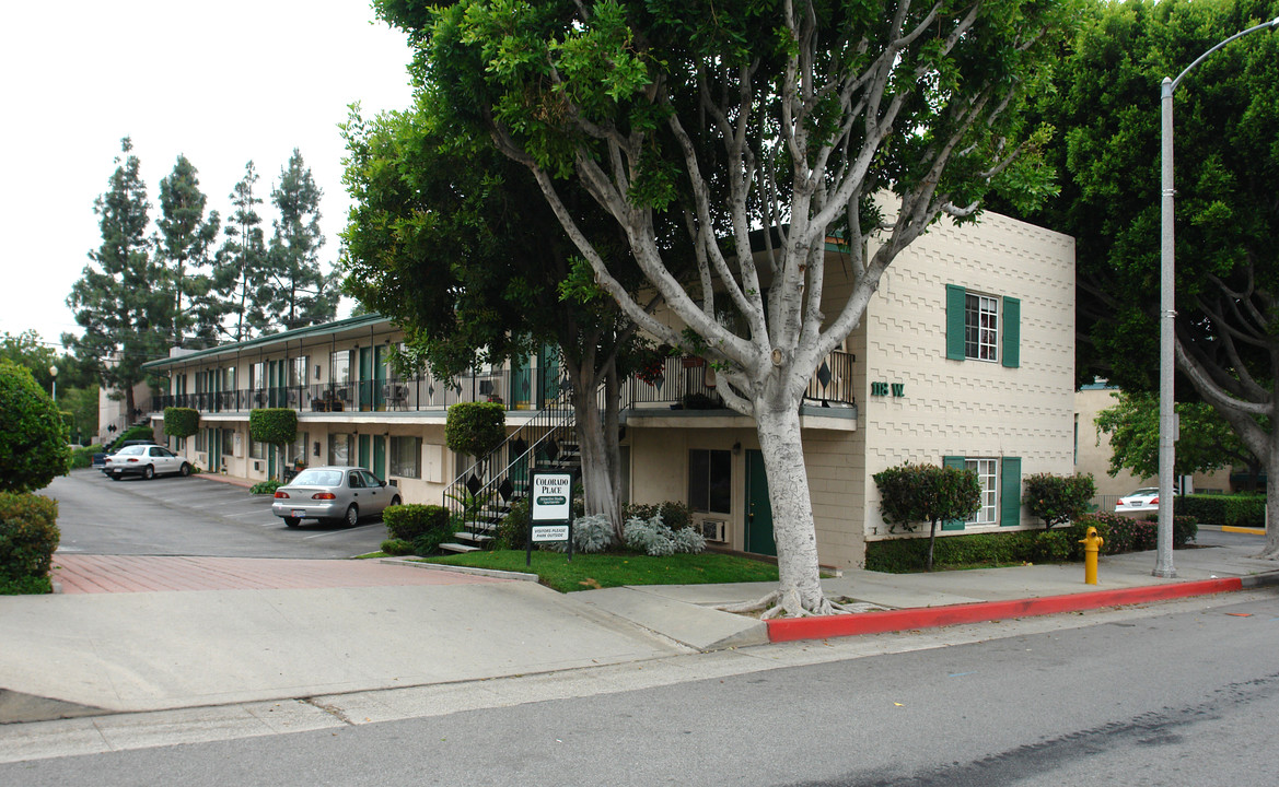 Colorado Place in Monrovia, CA - Foto de edificio