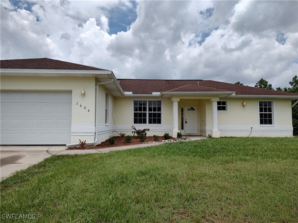 1604 W 11th St in Lehigh Acres, FL - Building Photo