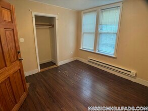 739 Parker St in Boston, MA - Foto de edificio - Building Photo