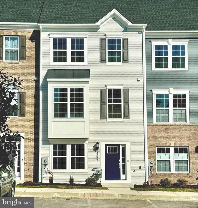 1456 Clingmans Dome Dr in Frederick, MD - Building Photo