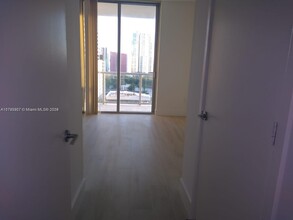 79 SW 12th St, Unit 1702 in Miami, FL - Foto de edificio - Building Photo