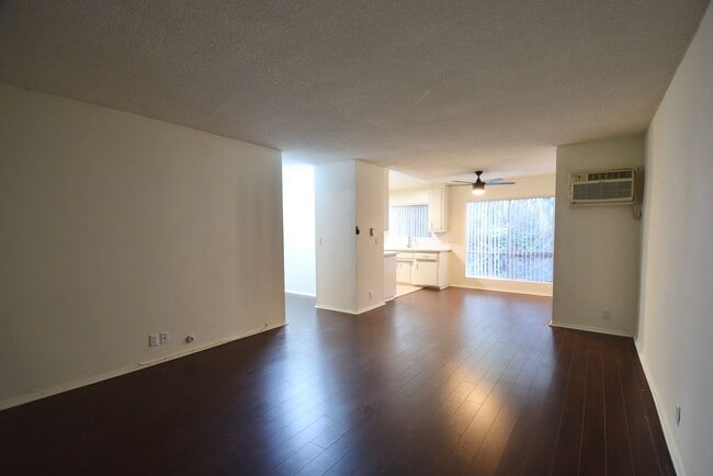 10745 Hortense St in Los Angeles, CA - Foto de edificio - Building Photo