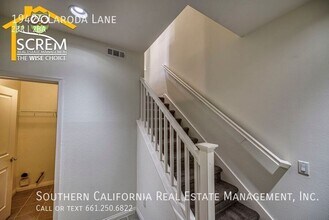 19424 Laroda Ln in Santa Clarita, CA - Building Photo - Building Photo