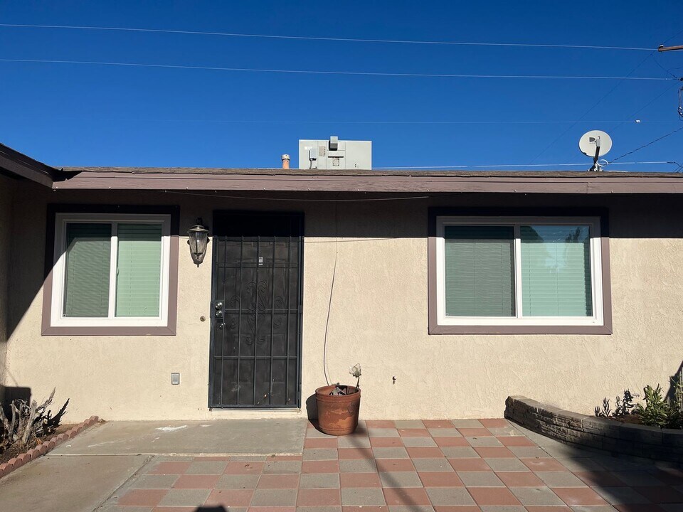 15434 Kiamichi Rd in Apple Valley, CA - Building Photo