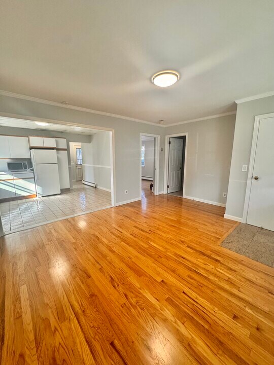 44 Valentine St, Unit Apt #1 in Glen Cove, NY - Foto de edificio