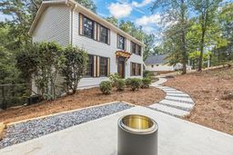 217 Skyland Dr in Roswell, GA - Foto de edificio - Building Photo