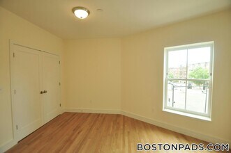 877 Beacon St in Boston, MA - Foto de edificio - Building Photo