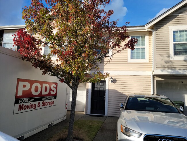 1011 109th St Ct E in Tacoma, WA - Foto de edificio - Building Photo