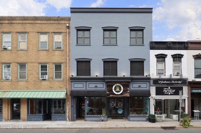 14 W Front St, Unit 2R in Red Bank, NJ - Foto de edificio - Building Photo