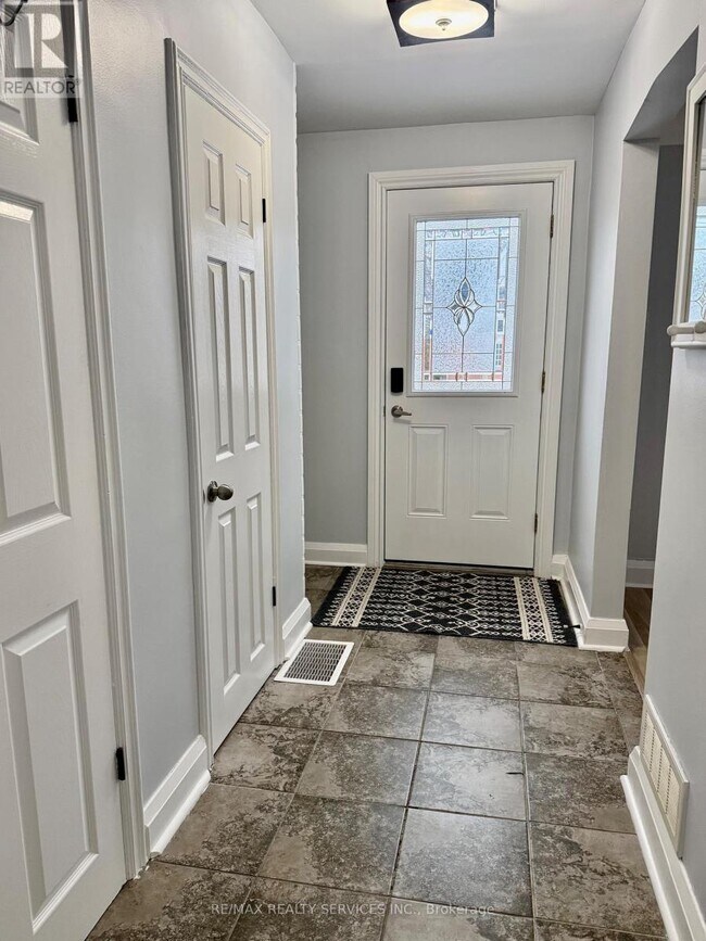 145 Brantdale Ave in Hamilton, ON - Building Photo - Building Photo