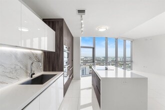 851 NE 1st Ave, Unit 3202 in Miami, FL - Foto de edificio - Building Photo