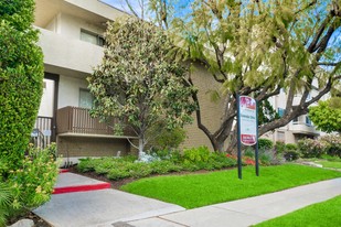 Riverside Drive Apartments in Sherman Oaks, CA - Building Photo - Building Photo