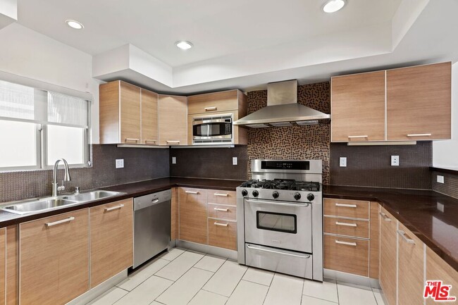 1446 Armacost Ave in Los Angeles, CA - Foto de edificio - Building Photo