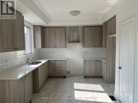 8 Sobczak Dr in Whitby, ON - Building Photo
