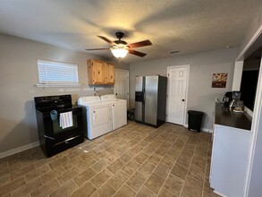 1027 N Paddock Ave in Stephenville, TX - Foto de edificio - Building Photo