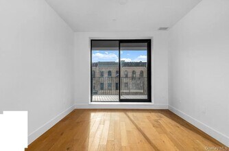 499 Evergreen Ave in Brooklyn, NY - Foto de edificio - Building Photo