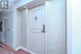 7 Townsgate Dr in Toronto, ON - Building Photo - Building Photo