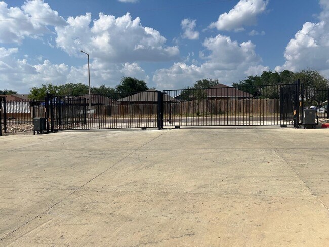 1201 Gage Loop in Laredo, TX - Building Photo - Building Photo