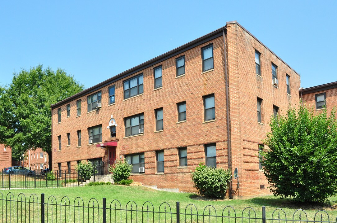 Fairway Park in Washington, DC - Building Photo