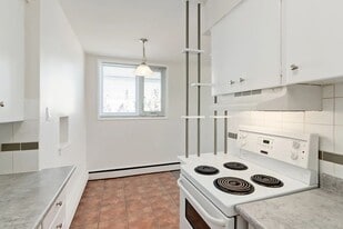 Dorchester Apartments in Calgary, AB - Building Photo