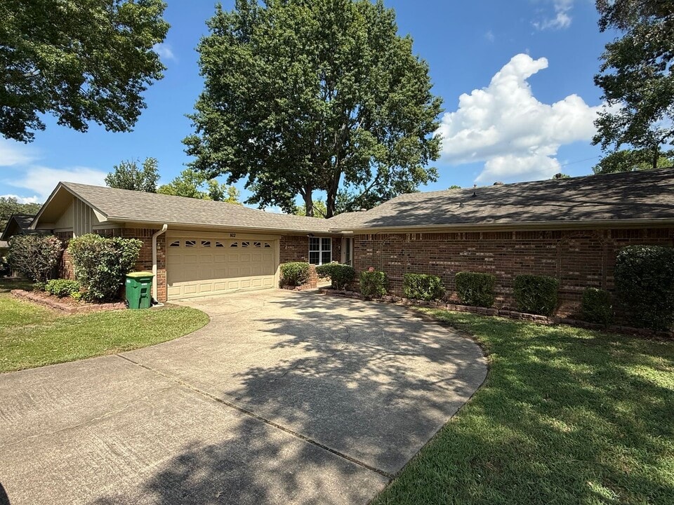 802 Holly Gail St in Sherwood, AR - Building Photo