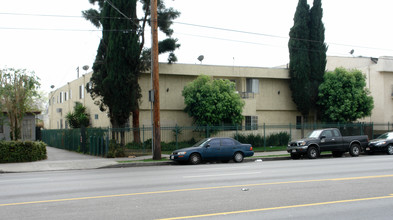 14150 Sherman Way in Van Nuys, CA - Foto de edificio - Building Photo