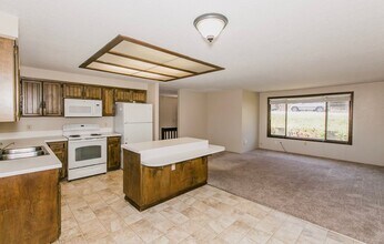 2056 Linnell Ave in Roseburg, OR - Building Photo - Building Photo