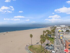 21 1/2 Wavecrest Ave in Los Angeles, CA - Building Photo