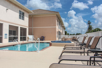 5127-5205 Coronado Pky in Cape Coral, FL - Foto de edificio - Building Photo