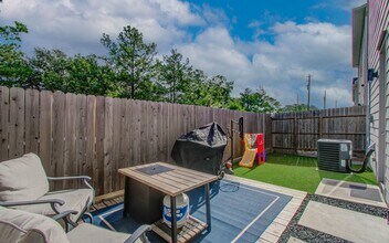 1221 W Tidwell Rd in Houston, TX - Building Photo - Building Photo