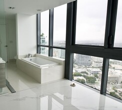 650 NE 32nd St, Unit 4808 in Miami, FL - Foto de edificio - Building Photo