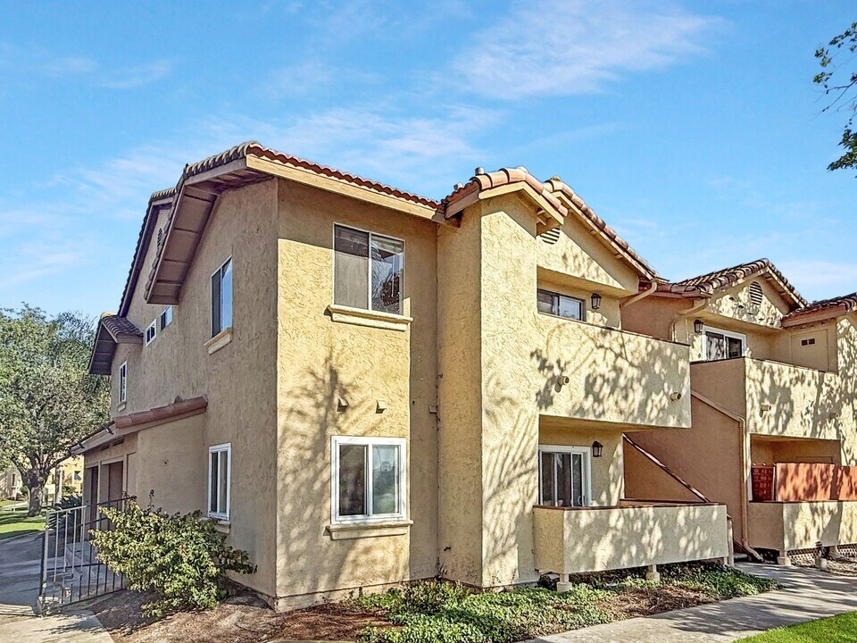206 Woodland Pkwy in San Marcos, CA - Building Photo
