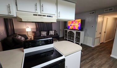 906 W Lucas St in Clarksville, AR - Building Photo - Building Photo