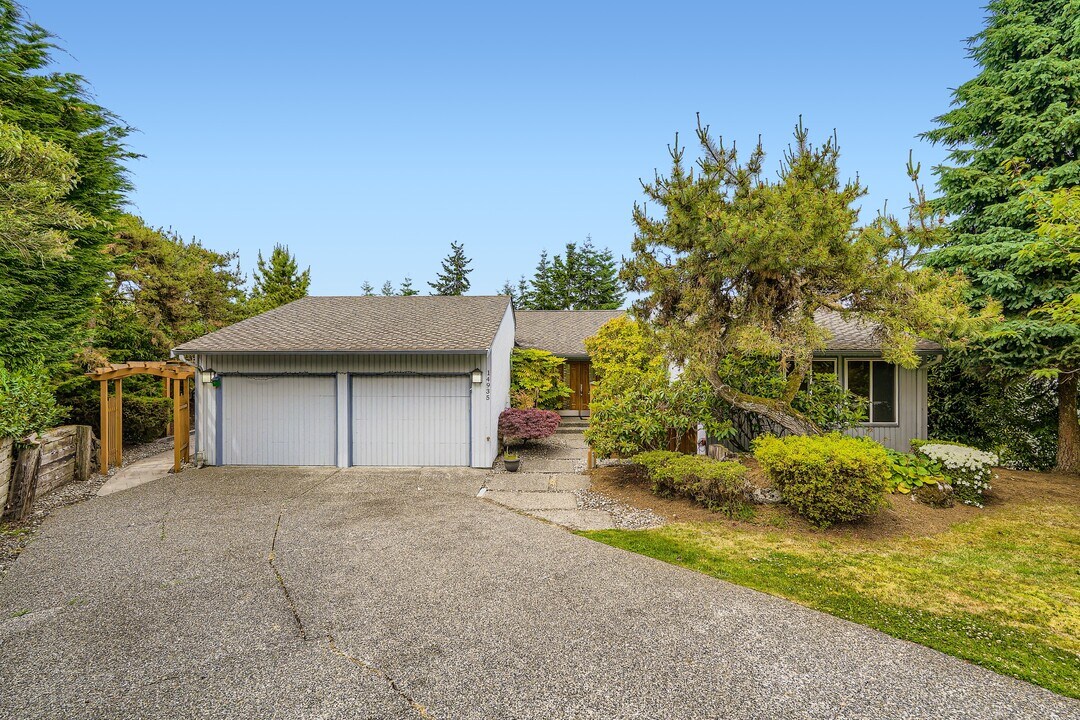 14935 73rd Ave NE in Kenmore, WA - Building Photo
