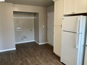 201 E 17th St in Pittsburg, CA - Building Photo - Building Photo