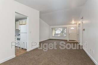 22127 NE 9th Pl in Redmond, WA - Building Photo - Building Photo