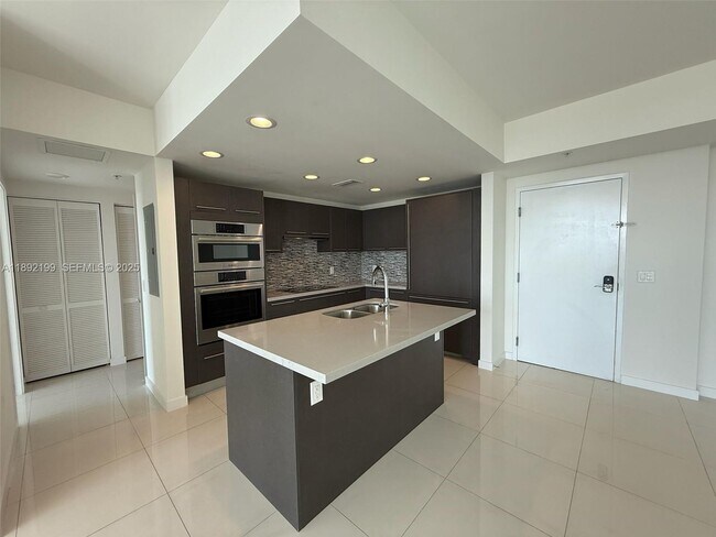 7825 NW 107th Ave in Doral, FL - Building Photo - Building Photo