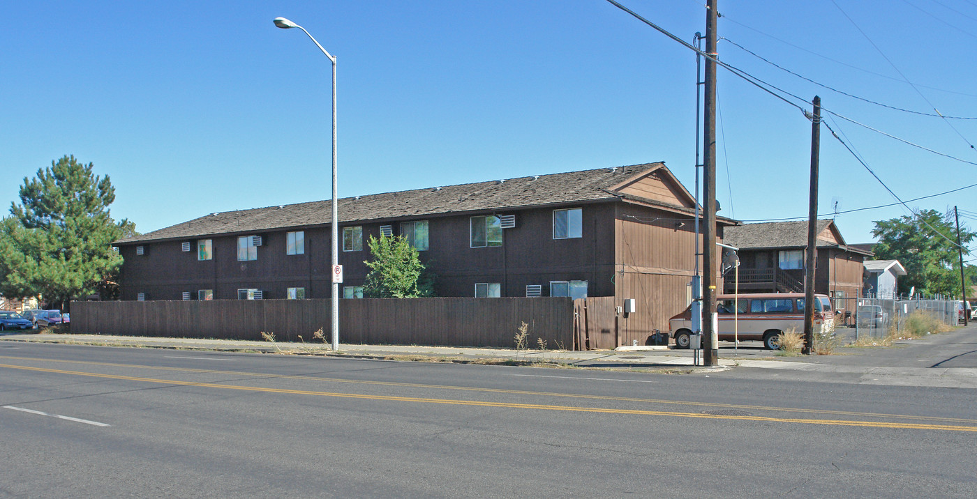 Walnut Manor in Yakima, WA - Building Photo