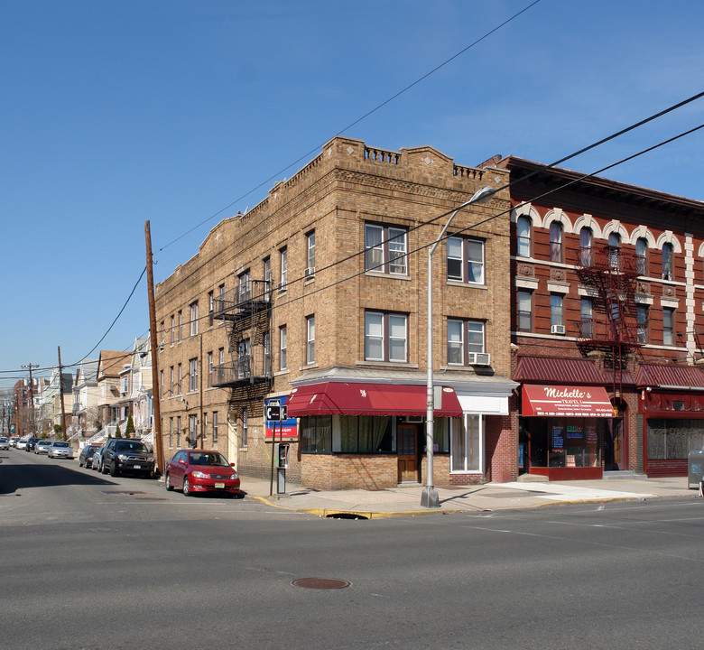 397 Avenue C in Bayonne, NJ - Building Photo