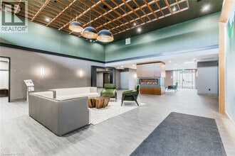 450 Dundas St E in Waterdown, ON - Building Photo - Building Photo