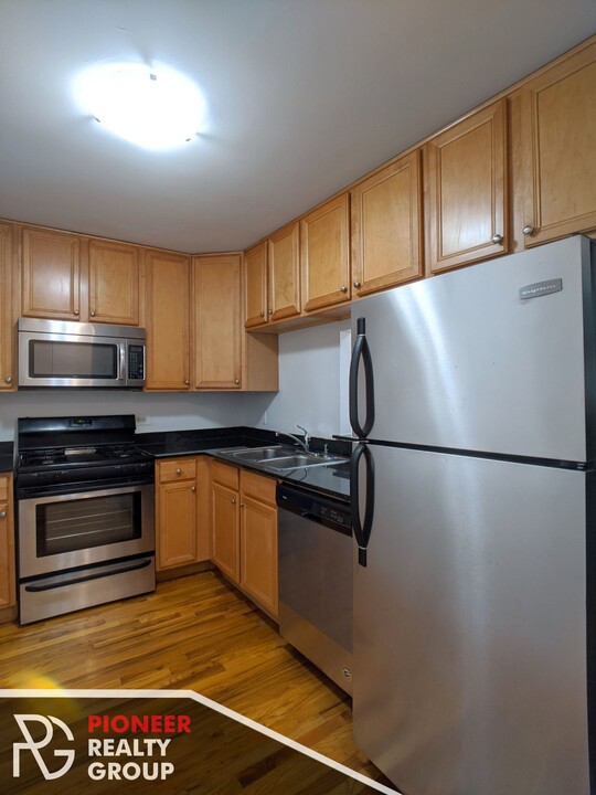 826 W Wilson Ave, Unit 708 in Chicago, IL - Building Photo