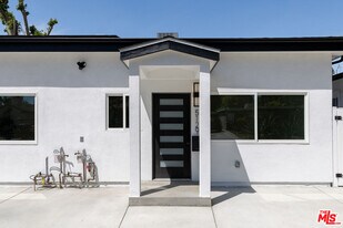 5129 Don Pio Dr in Los Angeles, CA - Building Photo