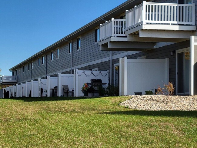 Fox Run Townhomes in Yankton, SD - Foto de edificio - Building Photo