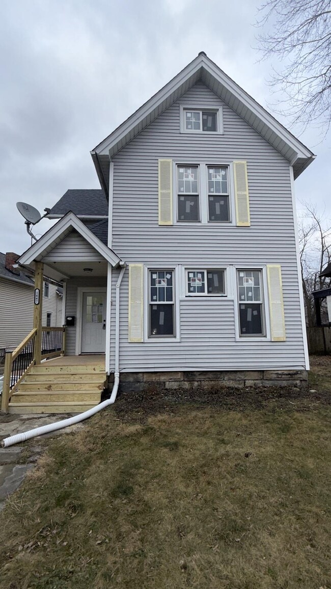 1447 W 101st St, Unit #2 Upper Unit in Cleveland, OH - Foto de edificio - Building Photo