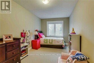 72 Fairleigh Crescent in Toronto, ON - Building Photo - Building Photo