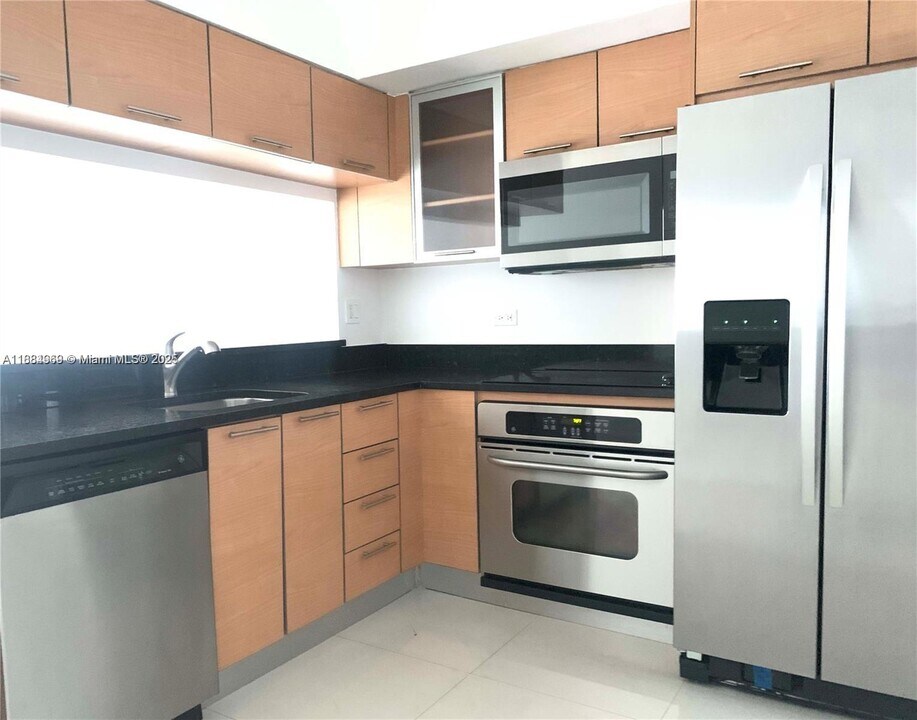 31 SE 5th St, Unit 1510 in Miami, FL - Building Photo