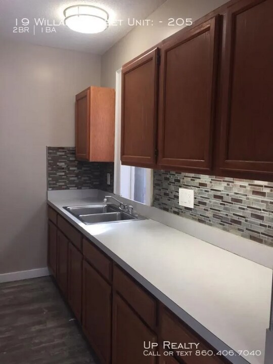 17-21-21 Willard St in Hartford, CT - Foto de edificio